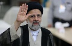 طعنه روزنامه جمهوری اسلامی به ابراهیم رئیسی: با عملکرد مسئولین، دشمن از هر اقدامی برای منزوی کردن ایران بی نیاز است